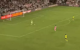 Messi ngỡ ngàng khi thủ môn đối thủ 'biếu' bàn thắng dễ dàng