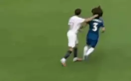 Video tiền vệ PSG nhận thẻ đỏ vì giật tóc Cucurella