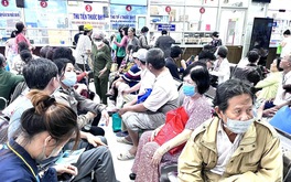 Kê đơn thuốc 2-3 tháng/ lần: Nhiều bệnh nhân mãn tính nói chỉ được cấp thuốc như cũ