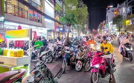 Người bán chiếm vỉa hè còn đuổi: 'Không mua thì biến, chỗ người ta bán hàng, ai cho đứng?'
