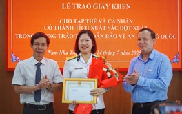Khen thưởng nữ đại úy hải quân trả lại ví tiền cho người nước ngoài