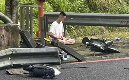 Tài xế gây tai nạn giao thông rồi... ngồi thiền bên đường