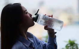 Thói quen mặc quần bó, lười uống nước tăng nguy cơ viêm đường tiết niệu