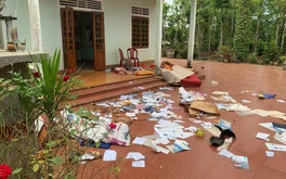 Nhậu về vợ không mở cửa, chồng đập cửa, tung đồ đạc ra sân, vợ phải bỏ chạy