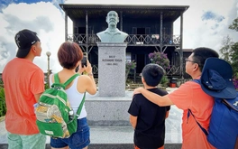 Mở lại tour tham quan nhà bác sĩ Yersin bằng xe buýt mui trần