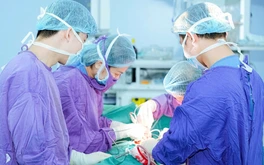 Cắt bỏ khối u buồng trứng 5kg đã hoại tử, cứu sống bệnh nhân 66 tuổi