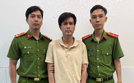 Bắt người giả vờ mua hàng rồi cướp giật tiền trên tay cháu gái 11 tuổi