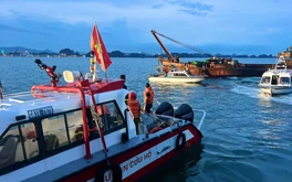 Lật tàu du lịch trên vịnh Hạ Long: Cứu được bé trai kẹt trong tàu 4 tiếng