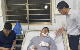 Chiến sĩ phòng cháy lặn khỏi khoang tàu Vịnh Xanh bị lật, được tàu đánh cá cứu ra sao?