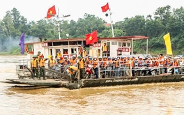 Nước sông Hồng chảy xiết, tạm dừng vận hành phà quân sự ở Phong Châu