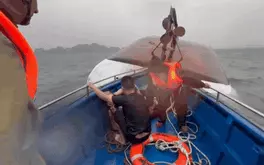 Ba mươi phút nghẹt thở cứu người mắc kẹt trên tàu Vịnh Xanh 58 bị lật