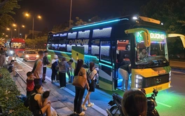 Chỉ 1 tiếng, 6 nhà xe giường nằm vào ra đón khách chớp nhoáng tại một đoạn đường
