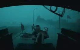 Người phụ nữ cùng 5 trẻ nhỏ được tài xế xe bán tải 'che chắn' qua cơn dông lớn