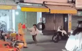 Bị xử lý nồng độ cồn, người đàn ông dùng ghế tấn công cảnh sát giao thông