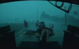 Người phụ nữ cùng 5 trẻ nhỏ được tài xế xe bán tải 'che chắn' qua cơn dông lớn