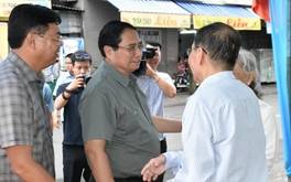 Thủ tướng Phạm Minh Chính thăm, tặng quà nhiều gia đình thương binh ở An Giang