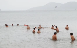 Bất chấp lệnh cấm, nhiều du khách vẫn tắm biển Cửa Lò trước bão số 3