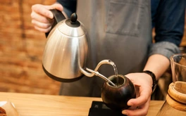 Gen Z chê ấm đun nước, dùng lò vi sóng để pha trà