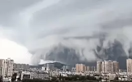 Sững sờ 'tường mây' ập tới khi bão Wipha sắp đổ bộ