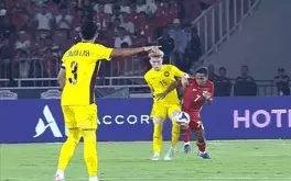 Video: Màn 'đấu võ' quyết liệt giữa U23 Indonesia và U23 Malaysia