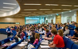 Số sinh viên Mỹ nộp đơn vào đại học Anh tăng cao kỷ lục