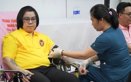 Đạp xe diễu hành, hiến máu tại Việt Nam mừng sinh nhật Quốc vương Thái Lan