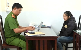 Một phụ nữ đeo kính đen chạy xe máy không biển số, cướp 20 thùng bia theo 'kiểu lạ'