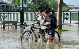 Thủy triều lên nhanh sau bão số 3, nhiều đường phố Hải Phòng thành sông