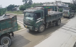 Đoàn xe ben nối đuôi qua đường sắt, một xe bất chấp dừng giữa đường ray