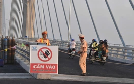 Người dân bất chấp lệnh cấm, chui rào lên cầu Rạch Miễu 2 chụp ảnh