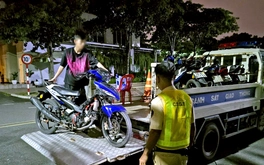 CSGT xuyên đêm 'vây ráp' nhóm chạy xe độ pô, lạng lách trong khu đô thị Sala