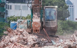 Cận cảnh việc phá dỡ tòa nhà Pháp cũ 4 mặt tiền để mở rộng đường Hùng Vương, phục vụ lễ diễu binh
