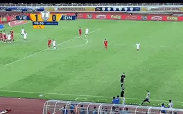 Trợ lý HLV U23 Indonesia nhận thẻ đỏ vì đá chai nước vào ông Kim Sang Sik