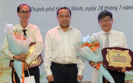 Trường Phổ thông Năng khiếu tri ân thầy Lê Bá Khánh Trình và thầy Nguyễn Thanh Hùng