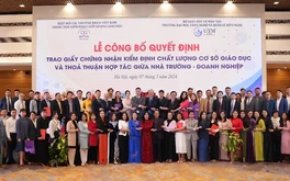 Trường đại học Công nghệ và Quản lý Hữu Nghị tặng laptop, miễn phí ký túc xá cho tân sinh viên