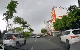 Clip khoảnh khắc sét đánh trúng nóc nhà dân ở Hà Nội sáng nay