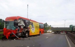 Xe khách va chạm xe đầu kéo trên quốc lộ 1, chắn ngang một làn đường
