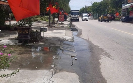 Đường ống nước ngầm hư hỏng, nước chảy tràn mặt đường cả tháng nhưng không ai xử lý