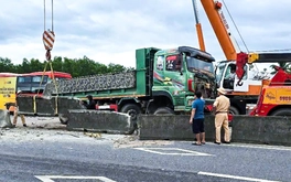 Xe khách va chạm xe đầu kéo trên quốc lộ 1, chắn ngang một làn đường