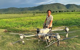Người lái drone cứu 2 em nhỏ giữa sông nói vừa cứu vừa... run