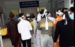 Người nhà mang di ảnh đến bệnh viện ‘trục vong’