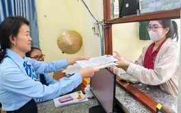 Phường Bình Hưng Hòa: Hơn 1.100 lượt người dân đến làm thủ tục trong 3 ngày sau sáp nhập