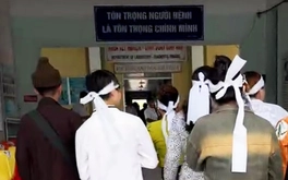 Người nhà mang di ảnh đến bệnh viện ‘trục vong’