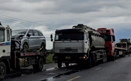 Xe bồn chở xăng bị húc móp đuôi sau cú va chạm liên hoàn 5 xe ô tô