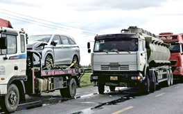 Xe bồn chở xăng bị húc móp đuôi sau cú va chạm liên hoàn 5 xe ô tô