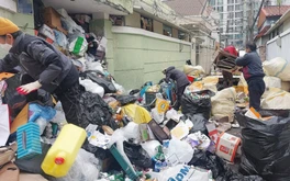 Sốc: Một nhà 3 người tích trữ hơn 80 tấn rác, dọn ba ngày mới xong