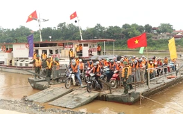 Phà quân sự vận hành trở lại cho người dân qua khu vực cầu Phong Châu