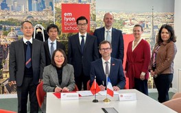 Trường Đại học Tôn Đức Thắng hợp tác với Trường Kinh doanh emlyon, Pháp