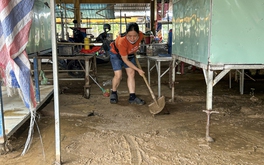Ngôi chợ tại Đà Nẵng tê liệt sau trận lụt bất ngờ giữa mùa hè