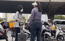 Bà bán trà đá đuổi cô gái khỏi vỉa hè vì 'đứng vào chỗ bán hàng', Công an lập hồ sơ xử lý
